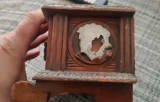 Antigua caja de madera tallada