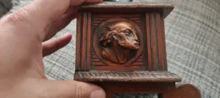 Antigua caja de madera tallada