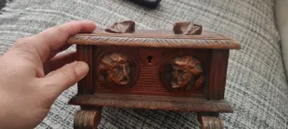 Antigua caja de madera tallada