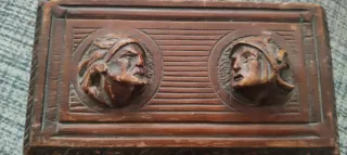 Antigua caja de madera tallada