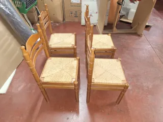 Juego de 4 sillas de madera y ratán