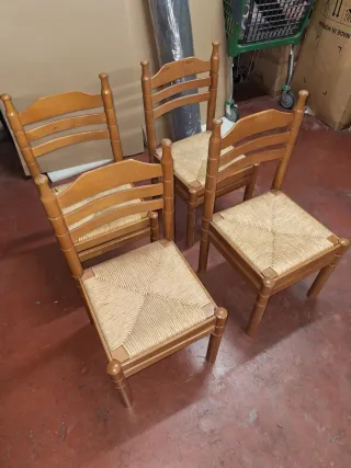 Juego de 4 sillas de madera y ratán