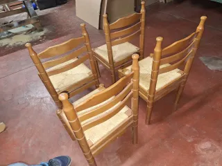 Juego de 4 sillas de madera y ratán