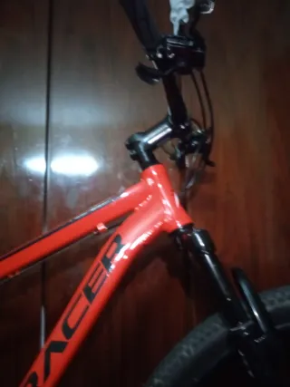 Bicicleta de montaña roja
