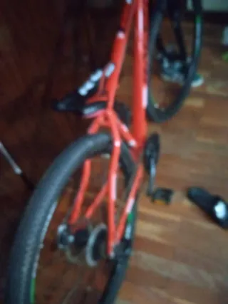 Bicicleta de montaña roja