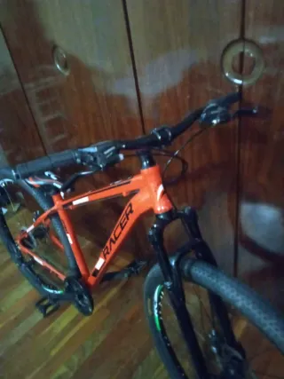 Bicicleta de montaña roja