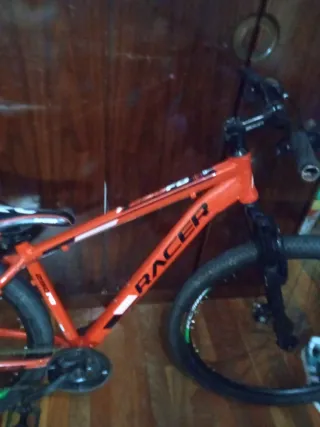 Bicicleta de montaña roja