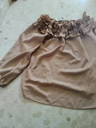 Blusa beige con volantes