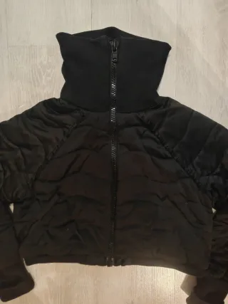 Giubbino corto nero con cappuccio