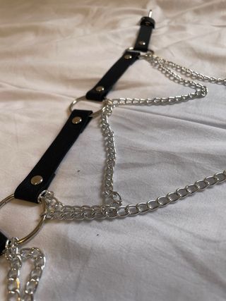 Cinturón arnés con cadenas plateadas