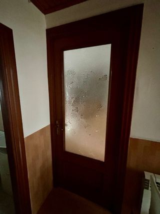 Puerta de madera con cristal decorado