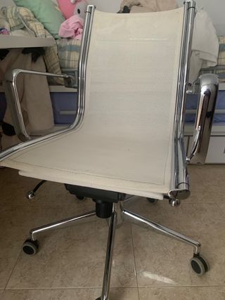 Silla de oficina blanca y plateada