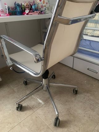 Silla de oficina blanca y plateada