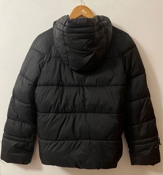 Cazadora negra con capucha de Zara