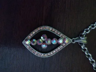 Colgante plateado con detalles rosas