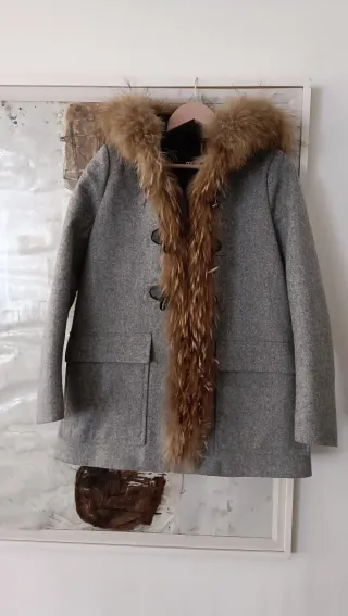 Abrigo Maje gris con capucha y pelo