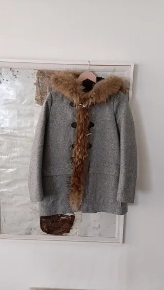 Abrigo Maje gris con capucha y pelo