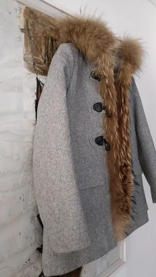 Abrigo Maje gris con capucha y pelo