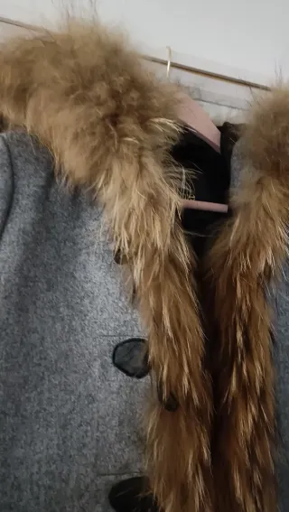 Abrigo Maje gris con capucha y pelo