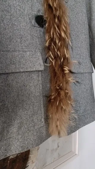 Abrigo Maje gris con capucha y pelo