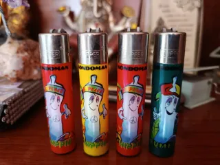 Lote 4 accendini Clipper collezione