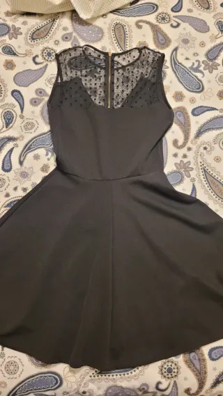 Vestido negro sin mangas con transparencias