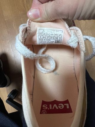 Zapatillas Levi's salmón puntera