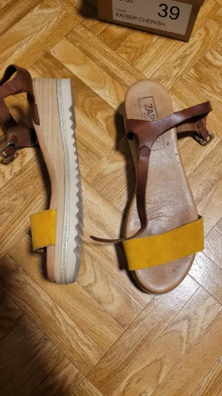 Sandalias cuña marrón y amarillo