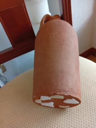 Jarrón de barro con asa