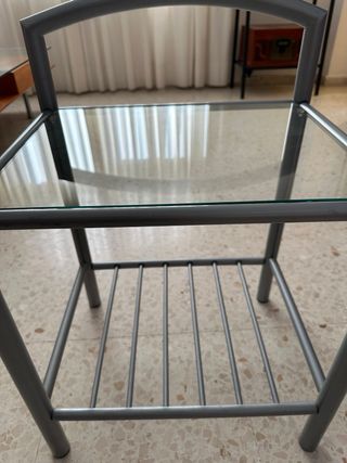 Mesa auxiliar plateada con balda