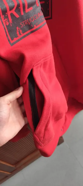 Sudadera Roja con Logo Negro
