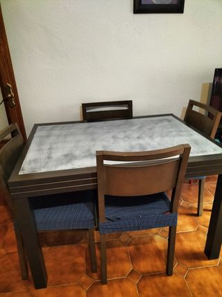 Mesa de salón con sillas