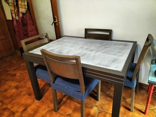 Mesa de salón con sillas