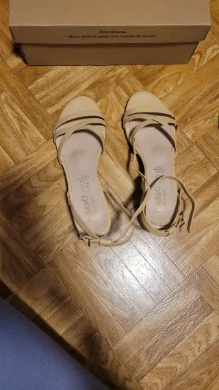 Sandalias beige tacón