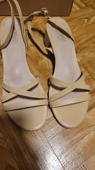 Sandalias beige tacón