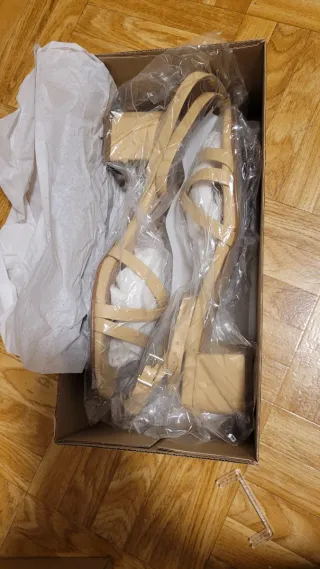 Sandalias beige tacón