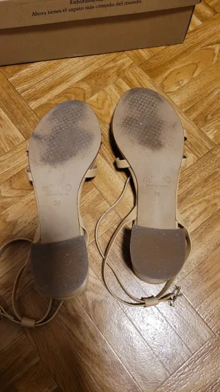Sandalias beige tacón