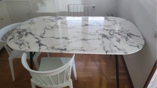 Mesa comedor mármol y 4 sillas blancas