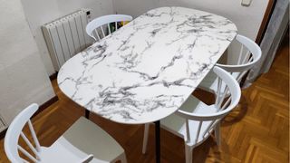 Mesa comedor mármol y 4 sillas blancas