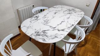 Mesa comedor mármol y 4 sillas blancas