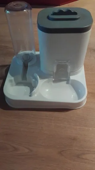 Bebedero y  regalo rascador para gatos