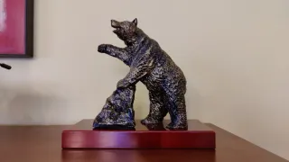 Figura de Oso con Base Roja