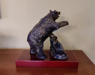 Figura de Oso con Base Roja