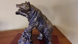 Figura de Oso con Base Roja