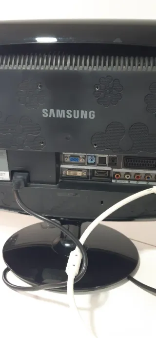 Monitor Samsung Negro y mando de TV. Adaptable TDT