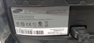 Monitor Samsung Negro y mando de TV. Adaptable TDT