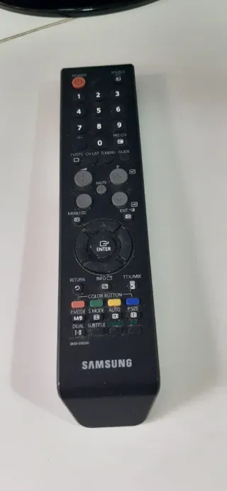 Monitor Samsung Negro y mando de TV. Adaptable TDT