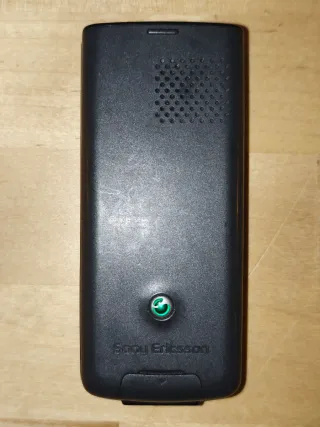 Teléfono móvil Sony Ericsson J110i con cargador.