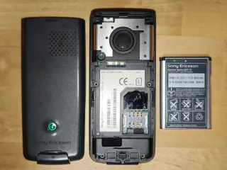 Teléfono móvil Sony Ericsson J110i con cargador.