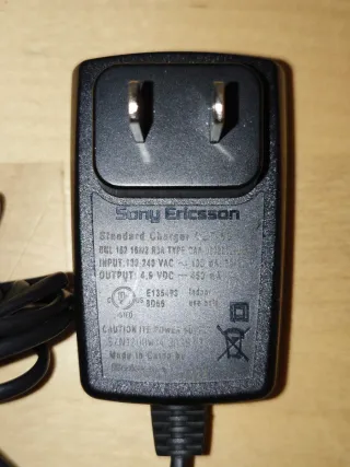 Teléfono móvil Sony Ericsson J110i con cargador.